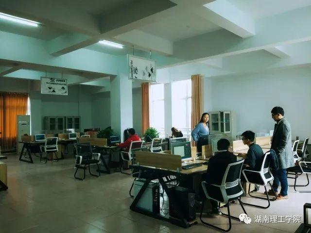 目前基地室内建筑面积有600多平方米,共分为四个板块:电商服务区,软件